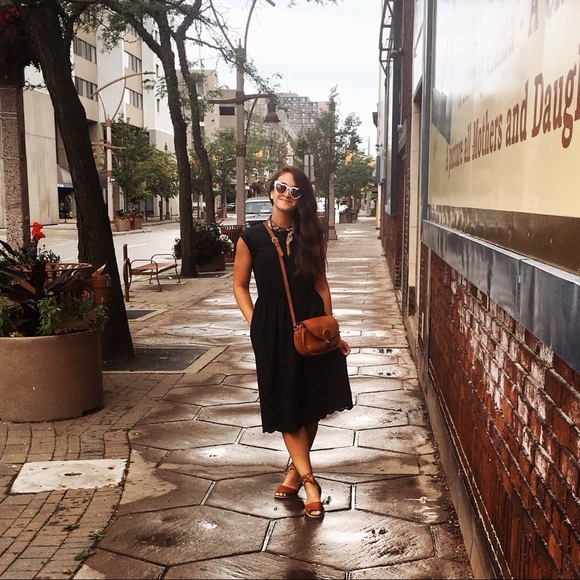 Meet your Posher, Hollie - Picture 1 of 1